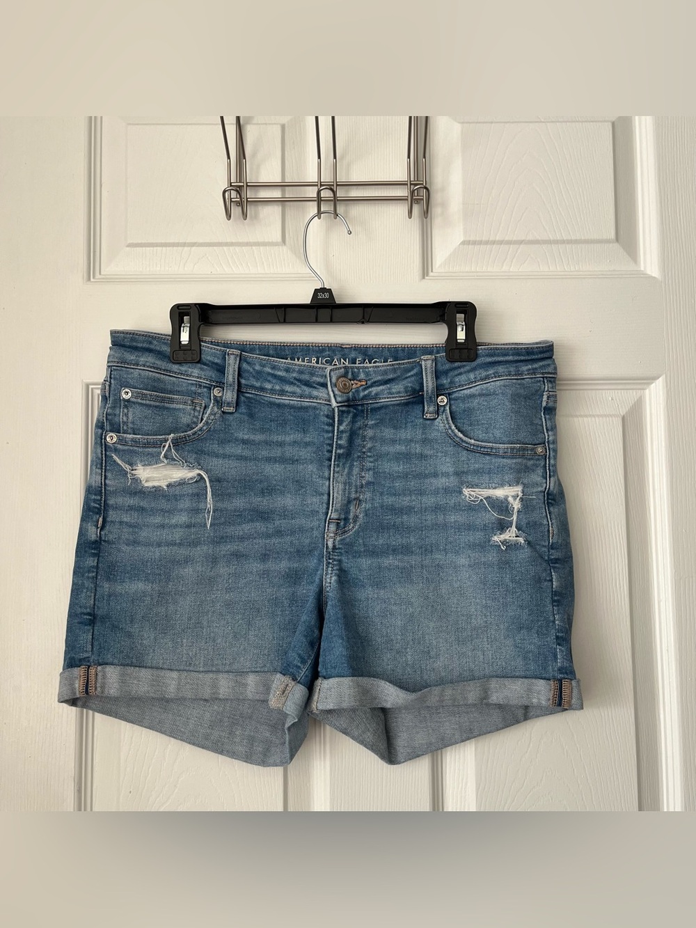 EUC Women's American Eagle AE Next Level V-Rise Ripped Denim Midi Short size 14